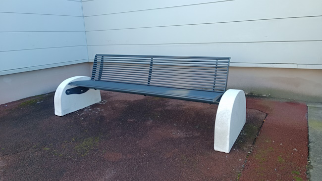 Banc acier & béton Makina sur site